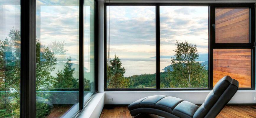 Величезні вікна в інтер'єрі будинку